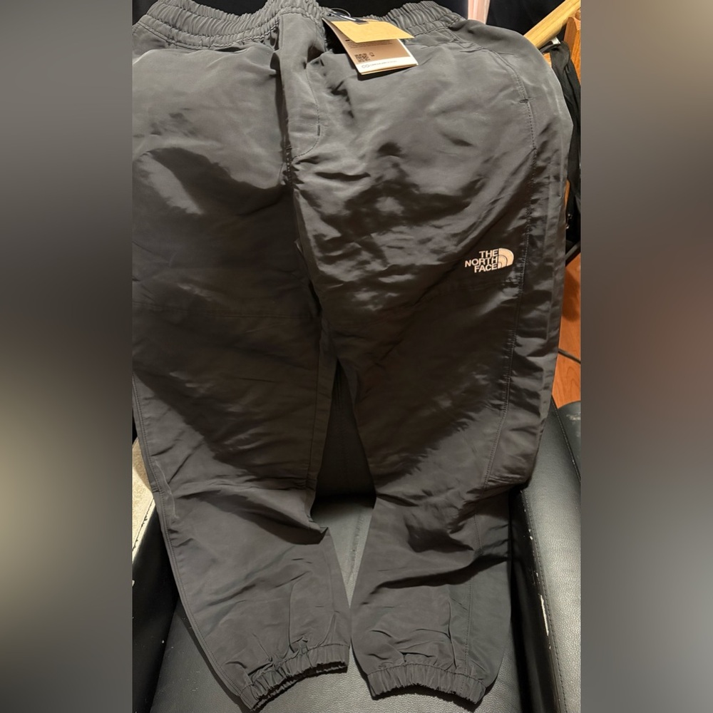 The North Face Men's windwall relaxed fit joggers. Small